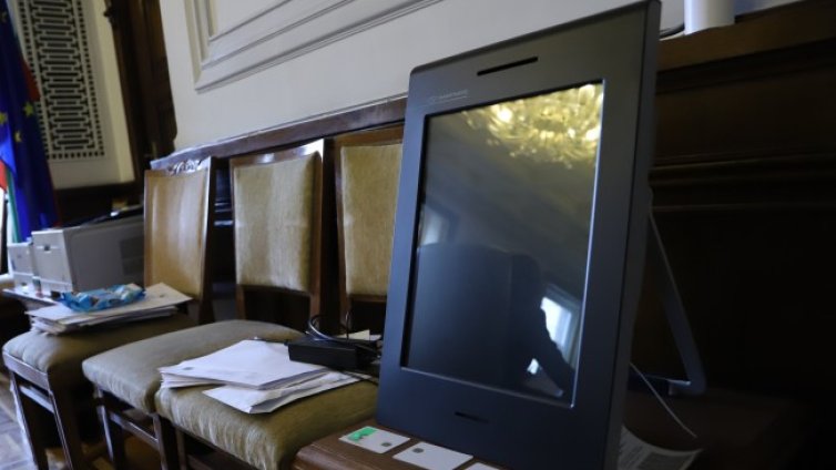 Проверяват подписките на партиите за вота