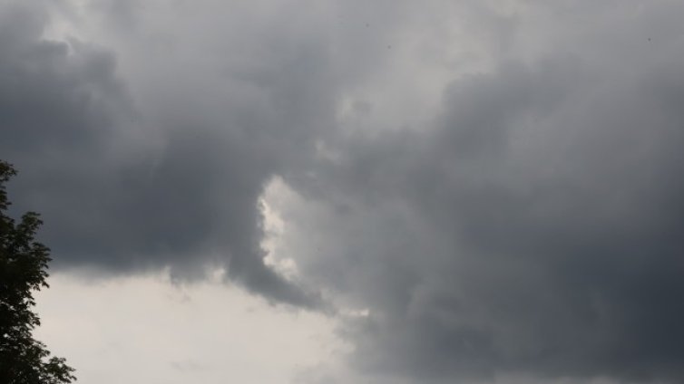 Времето в петък &ndash; предимно облачно, на много места ще превали