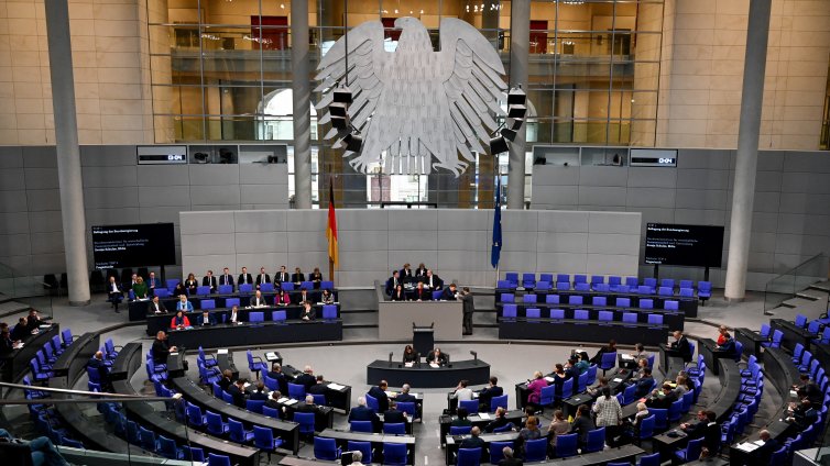 Германските депутати си гласуваха яки глоби за обиди и отсъствия