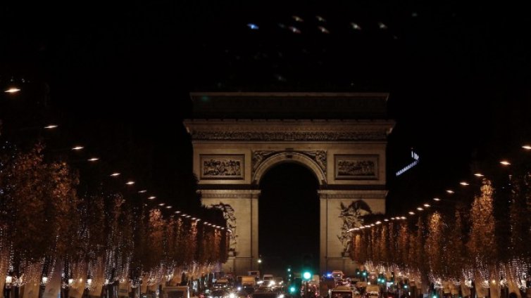 Намаляват осветлението на магазините по "Шанз Елизе" 