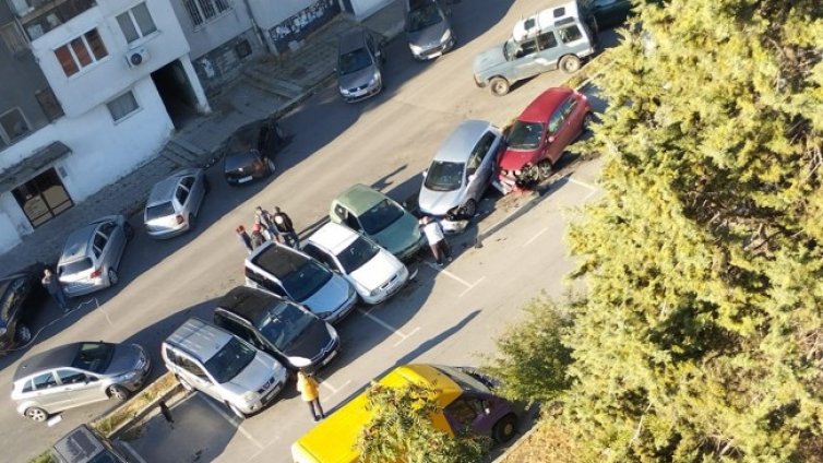 Седем автомобила със сериозни щети след удар с камион