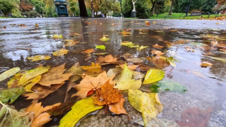Облаци и валежи в сряда, температурите до 26&deg;С