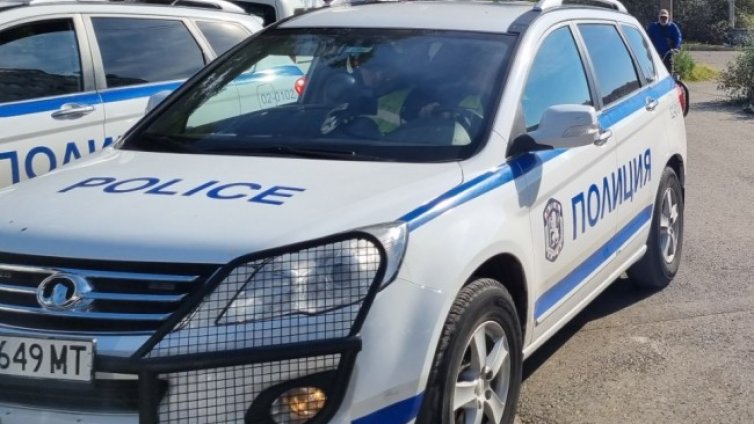 Полицията задържа няколко души на входа на "Тракия"