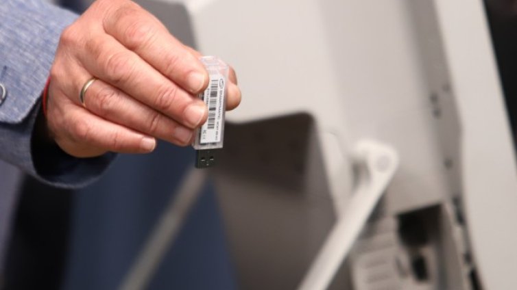 Засякоха баща и дъщеря в една секционна комисия, замениха ги
