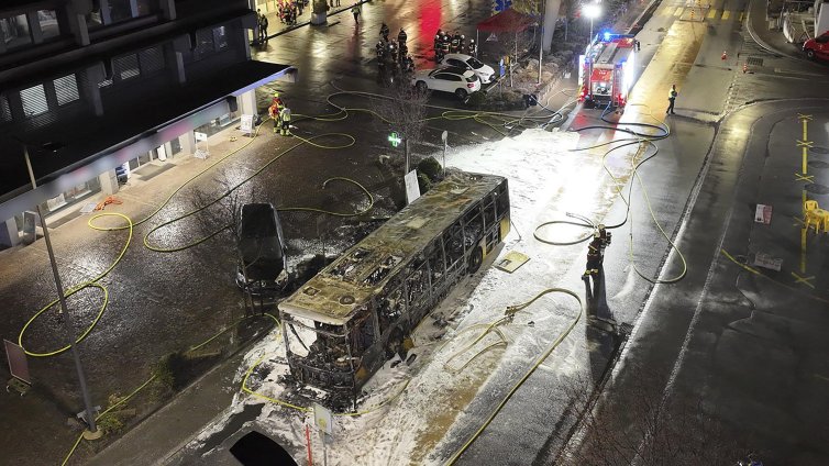 Автобус изгоря в Швейцария, най-малко шестима са загинали СНИМКИ