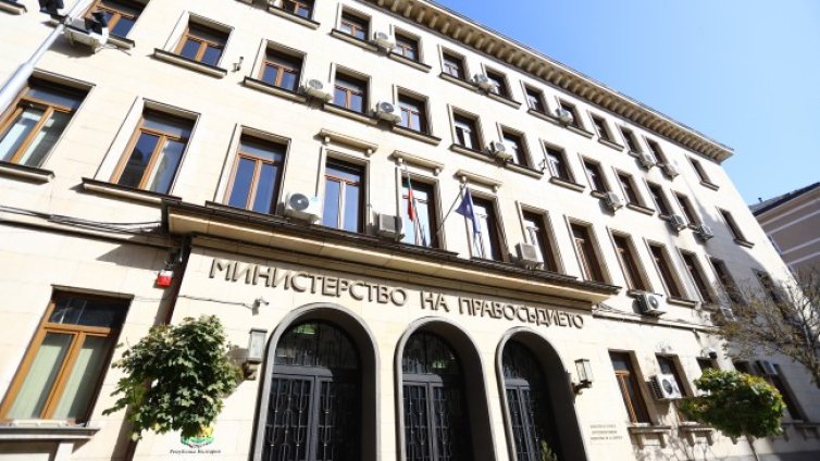 Надзирателите се събраха пред Министерството на правосъдието