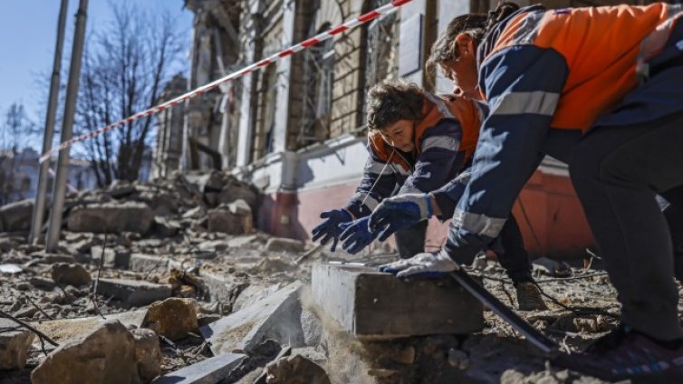 Руски ракетен обстрел на Николаев, загинал е най-малко един човек