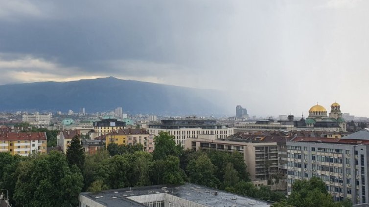 Денят започва с мъгли, през уикенда ни очакват и валежи