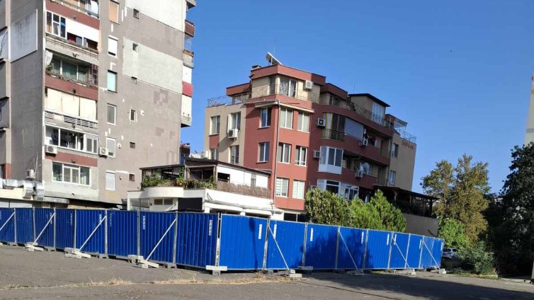 Сигнали: Незаконно строителство върху общи части, липса на регулации