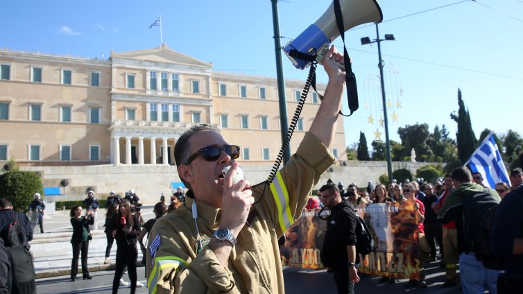 Цяла Гърция стачкува днес за по-високи заплати