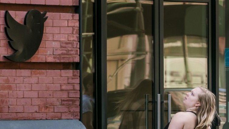 Илон Мъск придоби Twitter, започна ли "голямото преселение"?