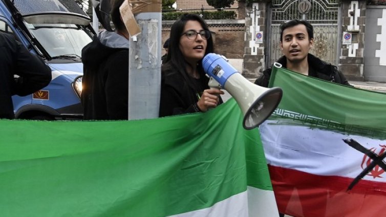 Иран издаде първа смъртна присъда на участник в протестите