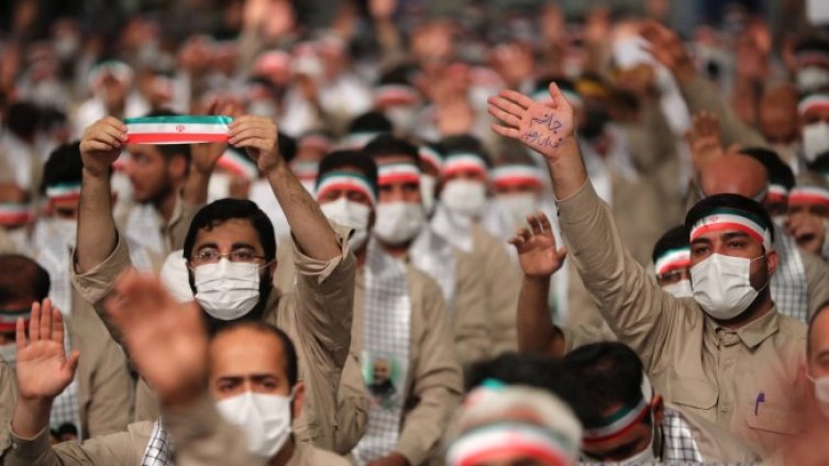 Шеф на иранска банка аут, обслужил жена без забрадка