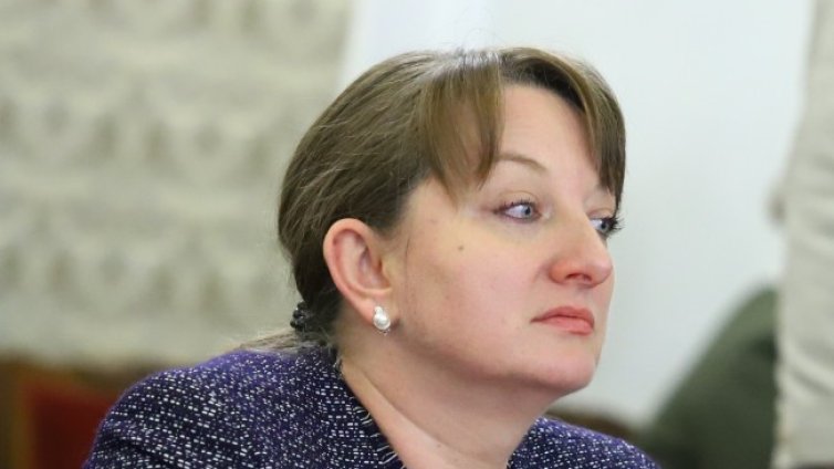 Сачева с разкрития за договори с кантората на Лена Бориславова