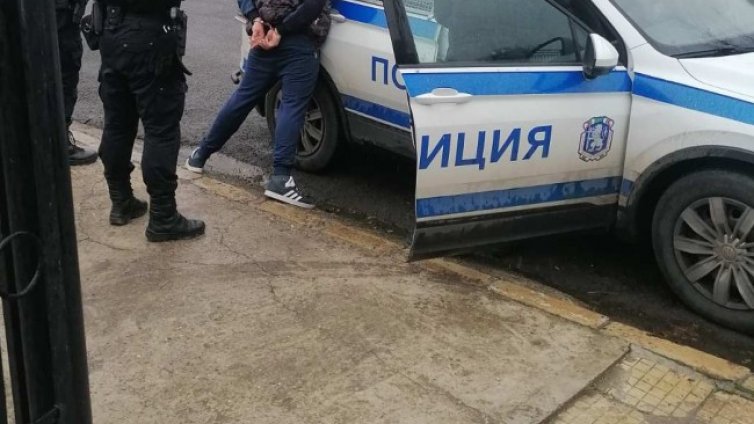 Заловиха мъж, теглил 21 пъти пари от чужда дебитна карта