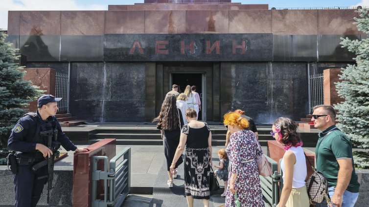 10 дни затвор за младеж, хвърлил обувка срещу... саркофага на Ленин