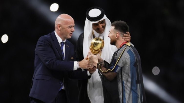 Защо облякоха Меси за награждаването с арабска носия?