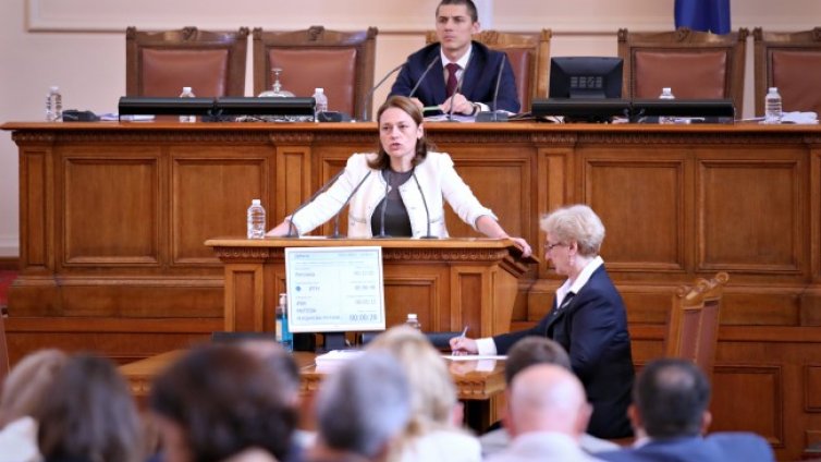 Ива Митева: Всеки прави каквото иска в парламента