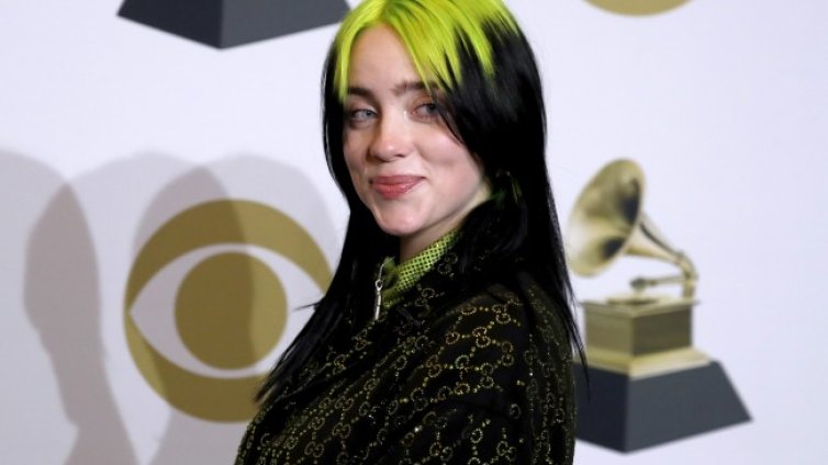 Били Айлиш като госпожа Коледа за ЧРД