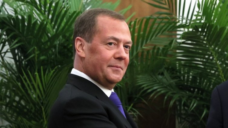 Медведев: Да се отрежат източниците на доходи на "предателите"