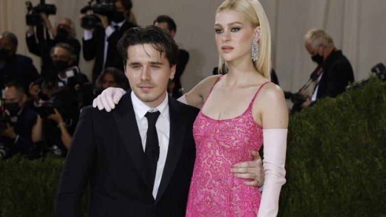 Бруклин Бекъм, жена му и Селена Гомес - на яхта за ЧНГ