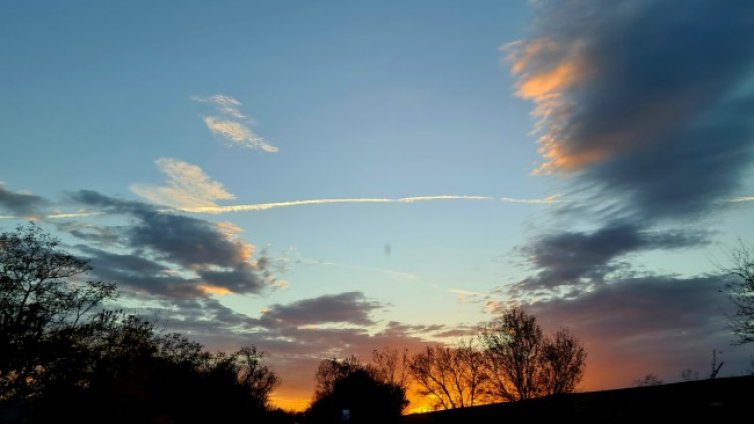Времето днес: Ветровито и топло, температурите до 16&deg;С