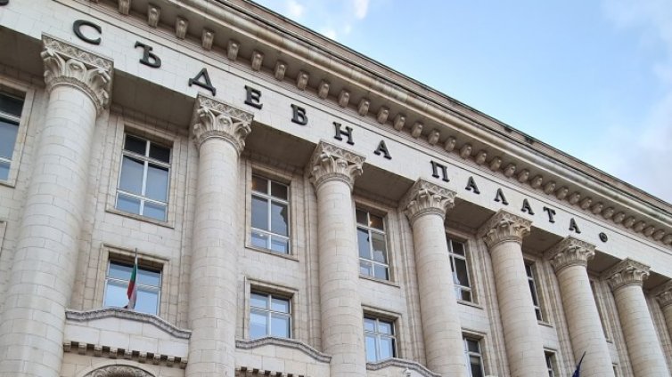 Управителка на бензиностанция присвои над 43 хиляди лева 