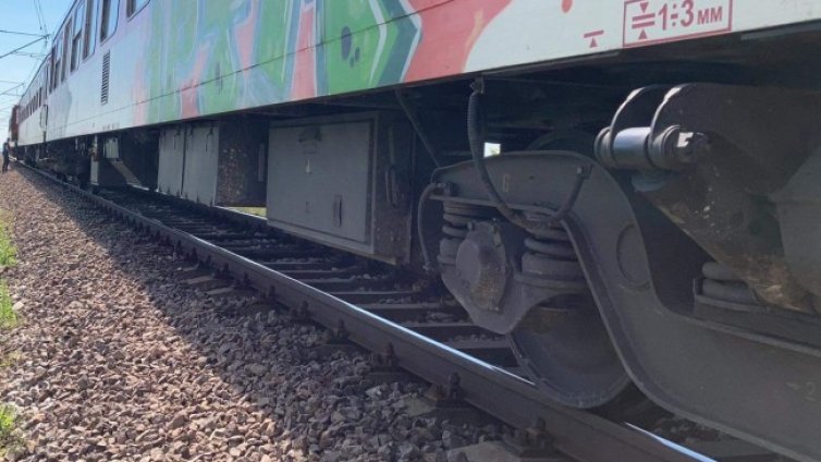 Най-малко 15 души бяха ранени при дерайлиране на влак в Испания