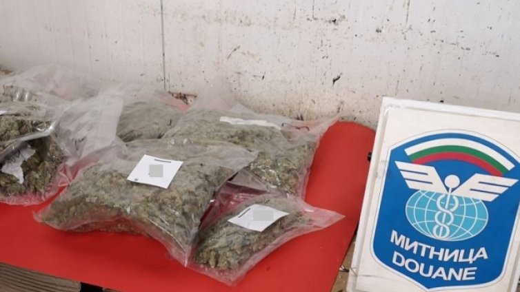 Задържаха двама за опит за контрабанда на марихуана през "Капитан Андреево"