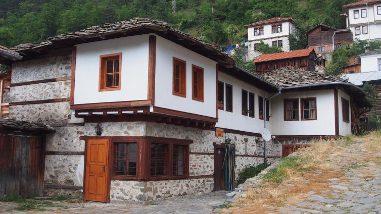 Паднала скална маса по пътя Стойките &ndash; Широка лъка ограничи движението 