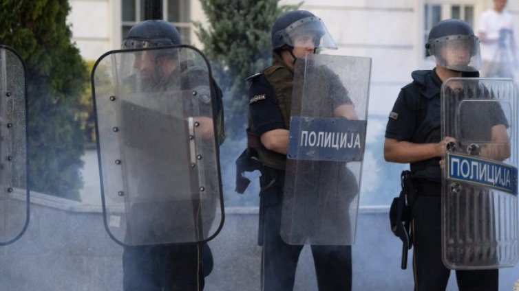 Наши полицаи няма да следят за реда в РСМ утре 