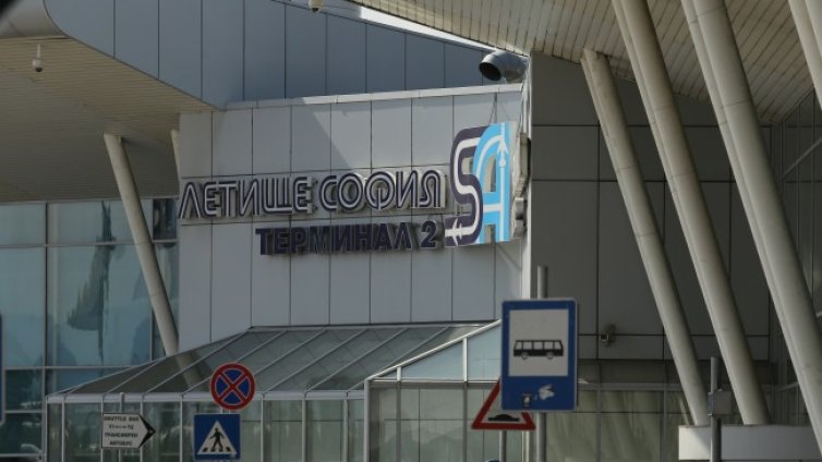 Сигнали за бомба на летището и метростанции в София