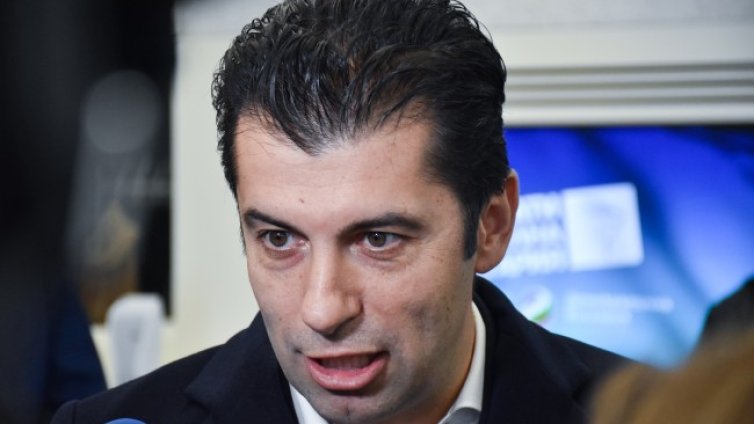 МС отрече: Бащата на Кирил Петков не е бил командирован в Турция 
