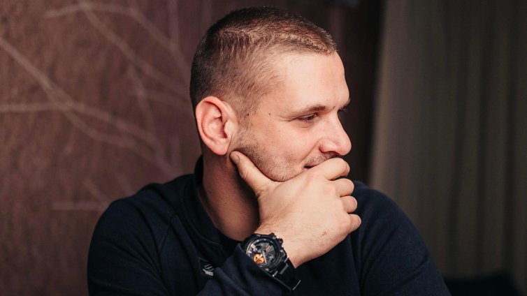 Симон Милков без допуск до НС, беше изведен от фоайето пред пленарната зала