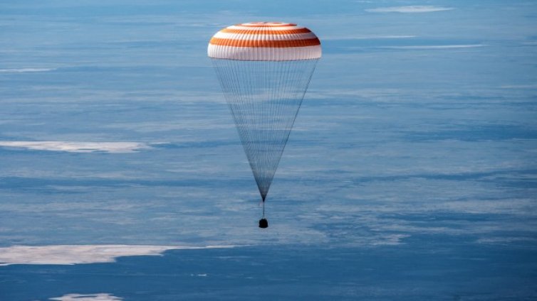 Москва изстреля спасителен кораб за двама свои космонавти
