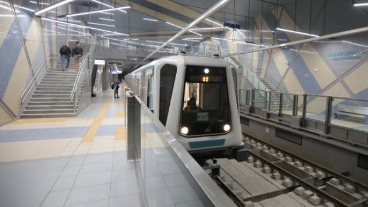 Вандали в метрото, футболни фенове пръскаха с пожарогасител