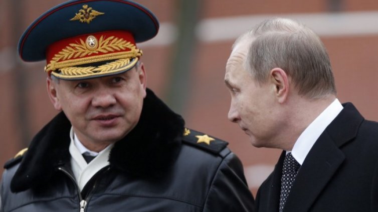 Шойгу в Мариупол, инспектира работата по възстановяване в Донбас