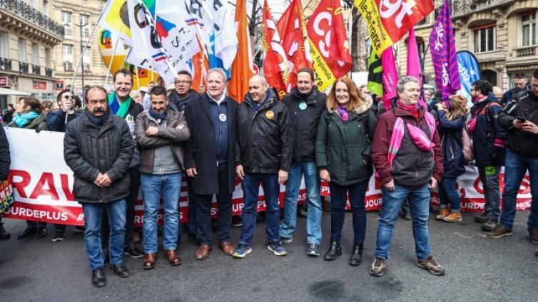 Хиляди граждани на протест в Париж