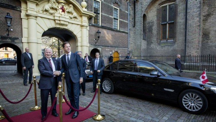 Нидерландия спира важни доставки за Китай