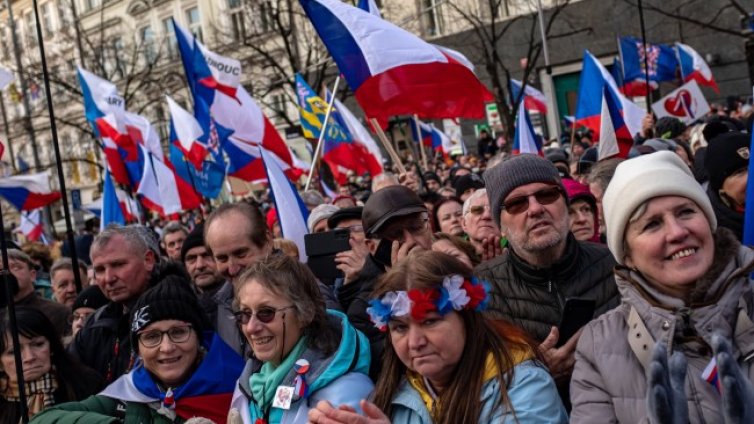 Хиляди на протест в Чехия