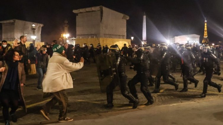 Огън, сблъсъци и сълзотворен газ: Тежка нощ в париж заради пенсионната реформа