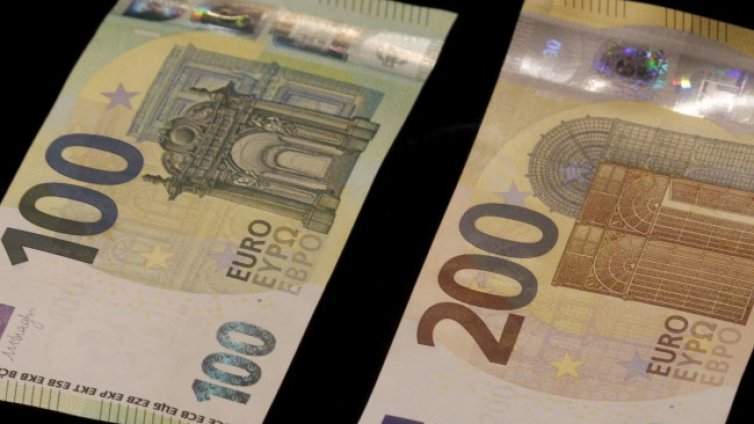 Вдигат минималната заплата в Гърция на 780 евро