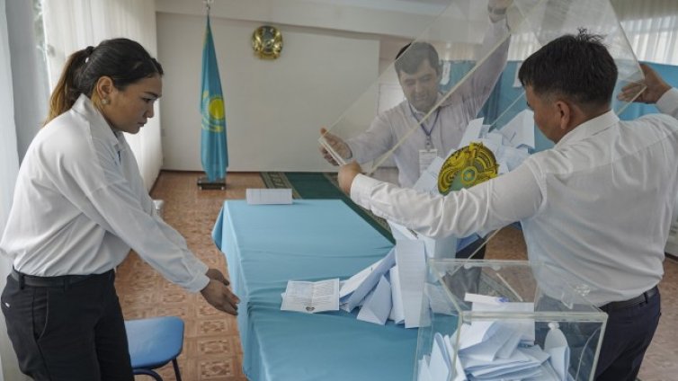 Управляващата партия печели парламентарните избори в Казахстан