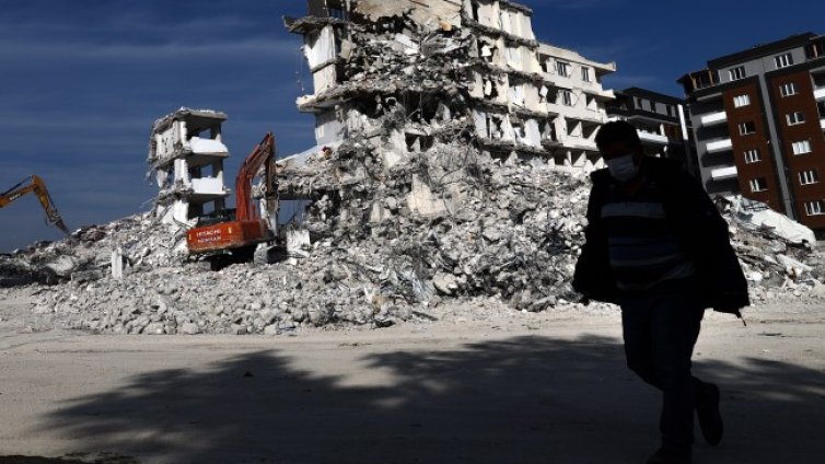 След смъртоностното земетресение в Турция: 300 арестувани за строителство 