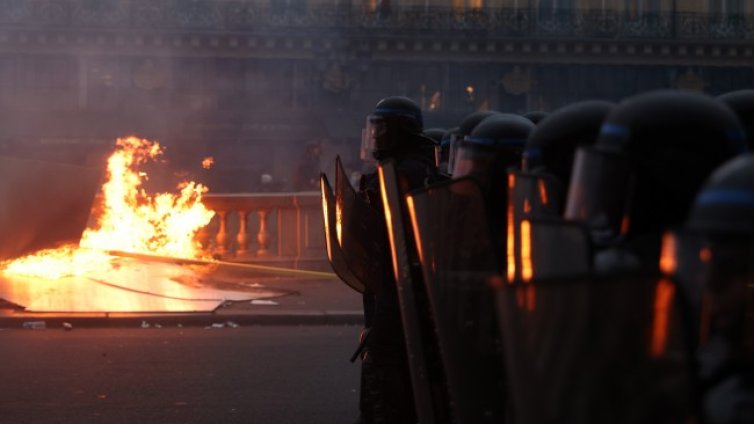 Над 80 арестувани и 123 полицаи ранени при протестите във Франция