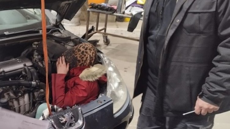 Откриха мигрантка под предния капак на автомобил