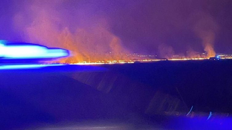 Голям пожар пламна в автосервиз в Бургас