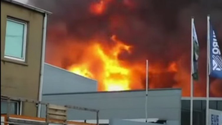 Опастност от обгазяване в Хамбург заради пожар в складове с химикали 