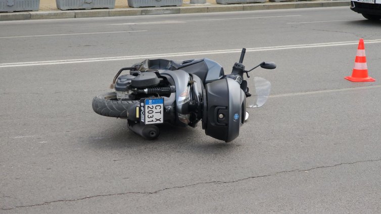 16-годишен без книжка падна от нерегистриран мотор, в критично състояние е