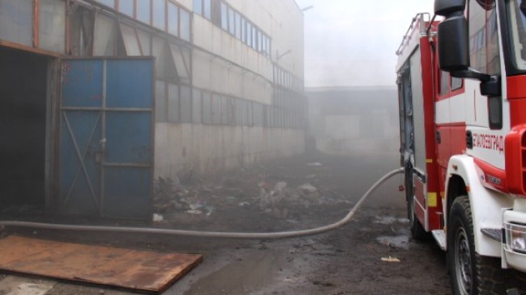 Близо 19 часа пожарникари се борят с огнената стихия в Силистра 